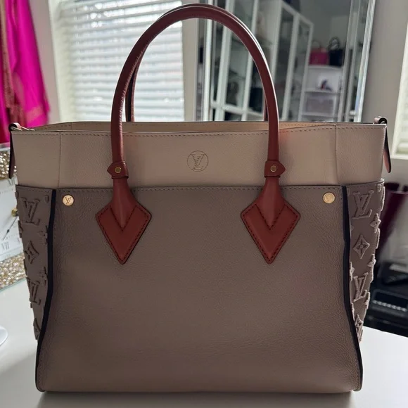 Louis Vuitton On My Side - Picture 5 of 11